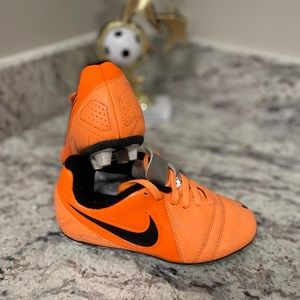 NIKE KIDS SOCCER SHOES SIZE 10C